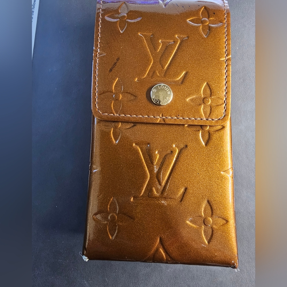 Louis Vuitton Vernis bronze Case.